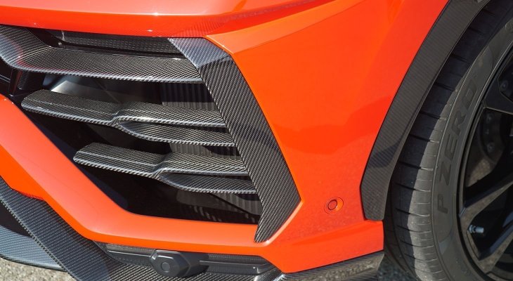 Lamborghini Urus | Cover Front Bumper Outside Position